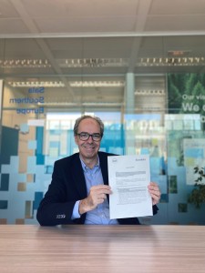 David Cuenca, President of CHEP Europe, signs contract renewal with FEBA for three more years